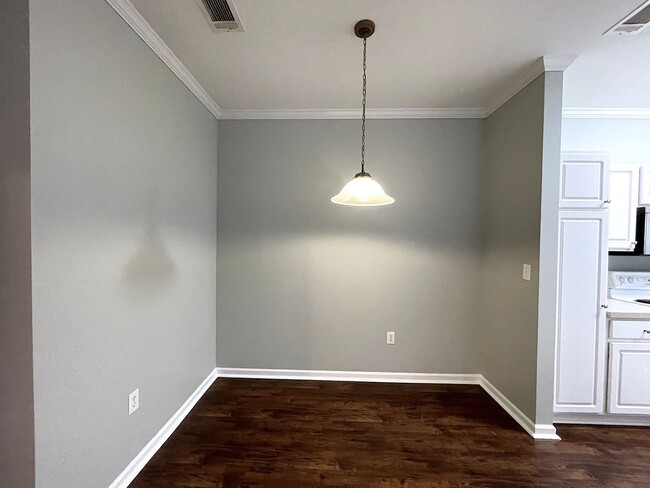 Building Photo - Cozy Condo In Amazing Location!