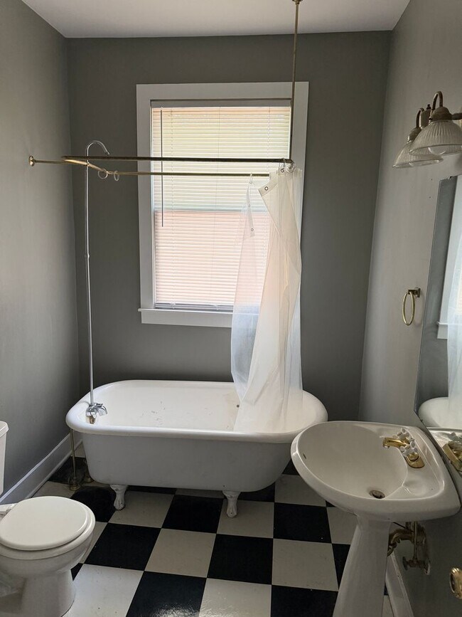 Foto del edificio - Spacious 2 Bedroom Walkable to Downtown
