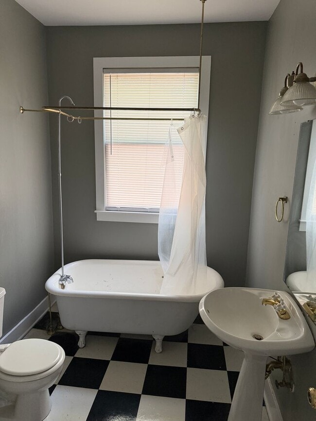 Building Photo - Spacious 2 Bedroom Walkable to Downtown