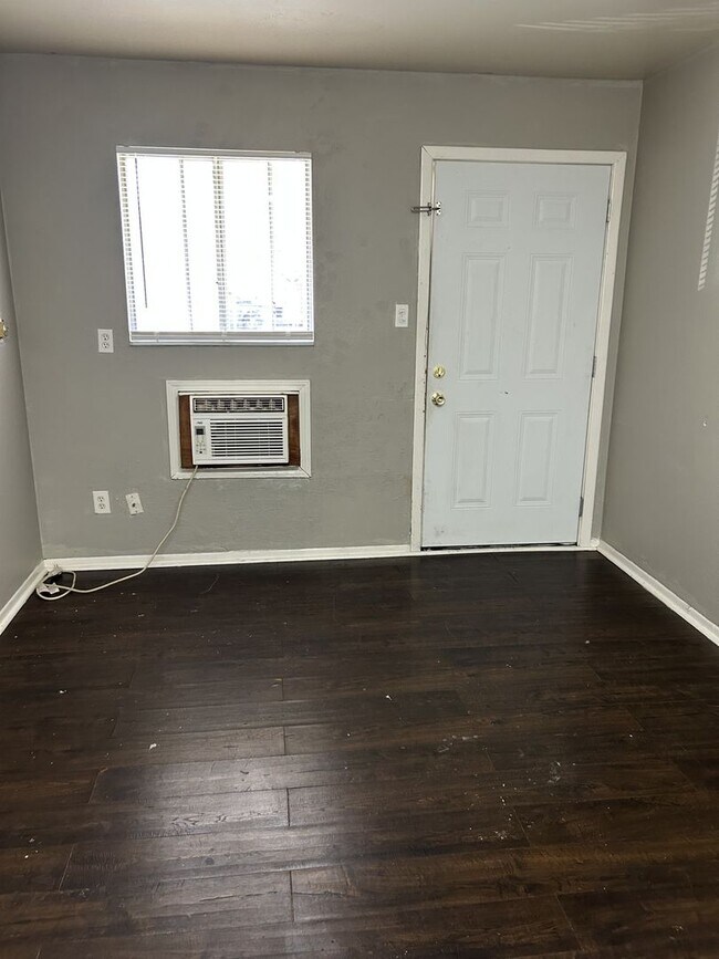 Foto del edificio - 208 W 1st St