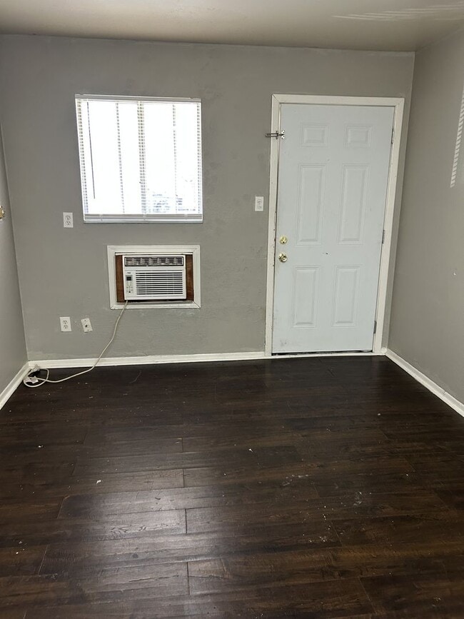 Building Photo - 208 W 1st St