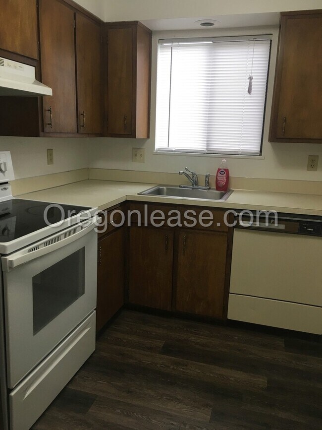 Building Photo - 2 bed 1.5 bath West Springfield Townhouse