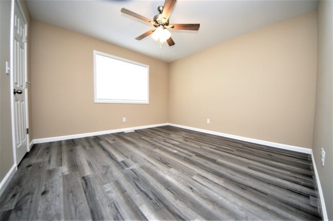 2nd bedroom in townhome - Beautifully Renovated Apartments in Peacef...