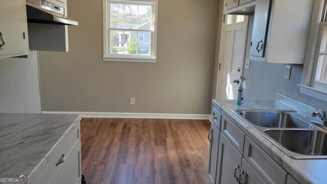 Foto del edificio - 130 Bowman Rd