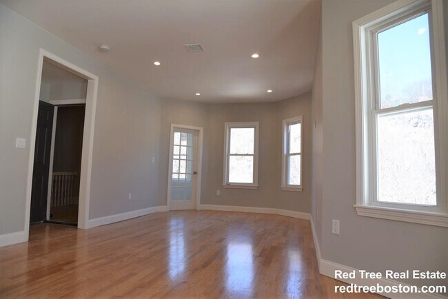 Building Photo - 226 Fellsway W
