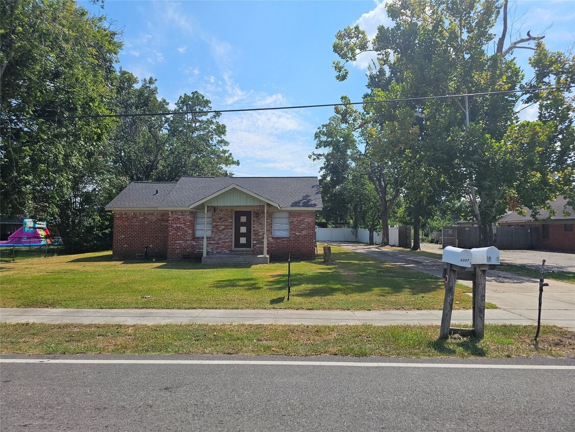 Foto principal - 5322 Pine Ave