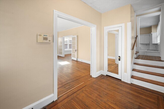 Foto del edificio - Spacious 4BR/2BA Home with Hardwood Floors...