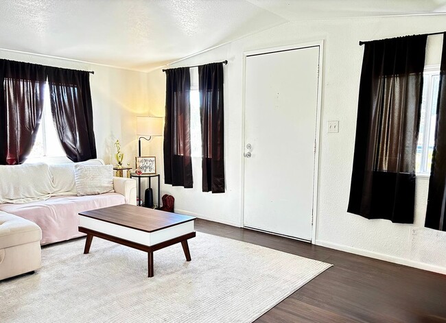 Foto del edificio - 11369 Aster St