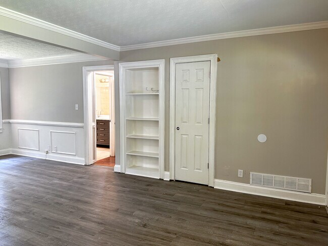 Building Photo - Quiet Lakefront Home