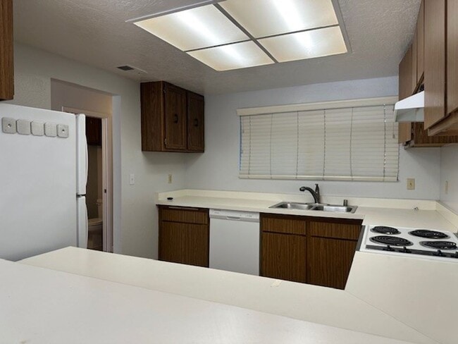 Building Photo - Large and Beautiful 2-Story Townhouse in D...
