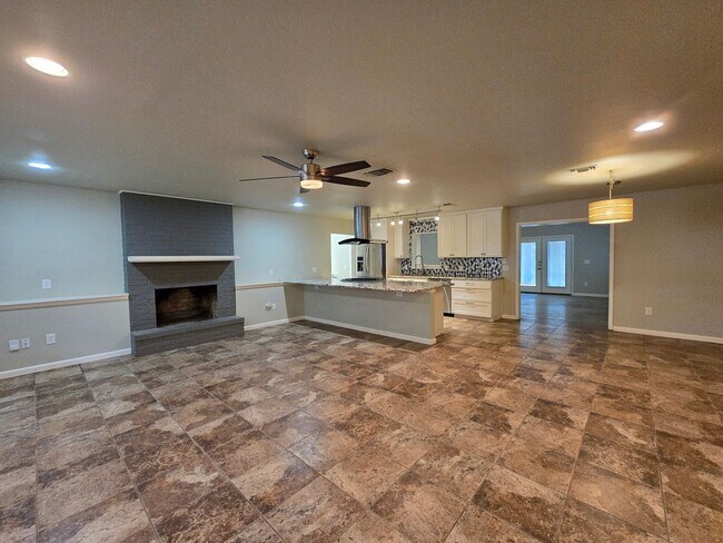 Foto del edificio - 1.5 Miles to Gruene / Fridge, Washer & Dryer Included / 2 Living Areas / Tons of Space / No Carpe...