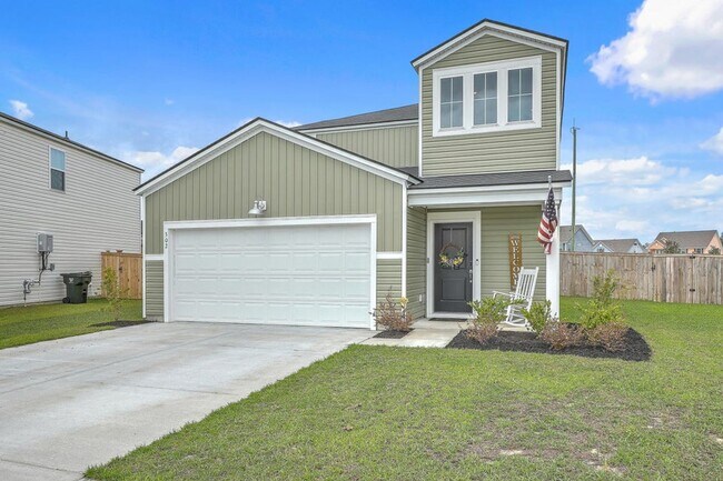 Foto del edificio - Like-New Pond Lot Home with First-Floor Pr...