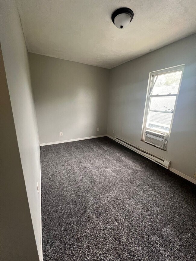 Building Photo - Near Downtown