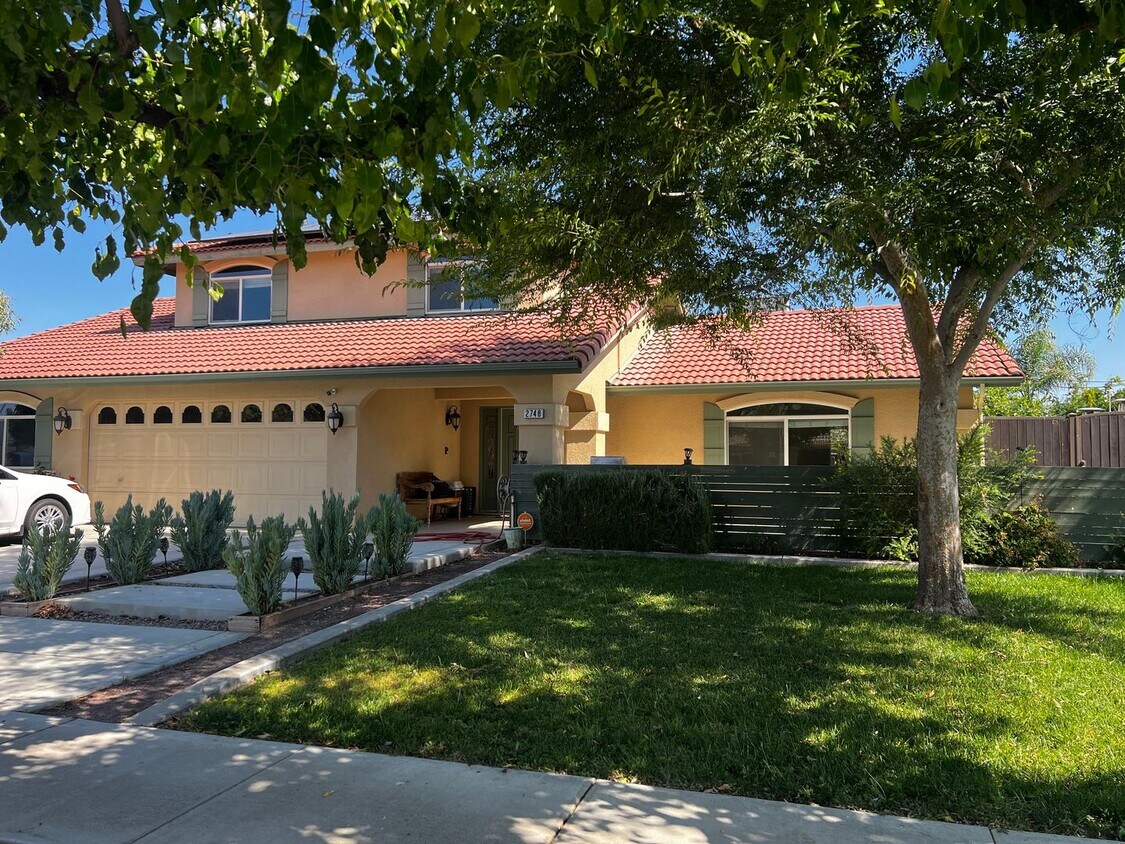 Building Photo - Custom 2 Story, 5 Bedroom home with pool