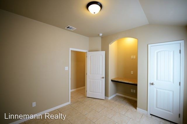 Building Photo - 3 br, 2 bath House - 1304 B Vanguard Lane
