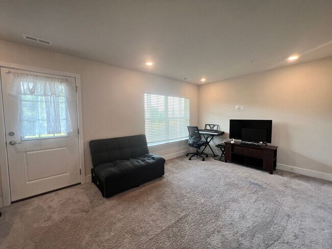 Building Photo - Amazing 3 Full BR & 1 Additional Room/3.5 ...