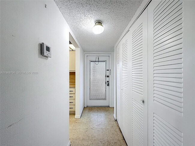 Foto del edificio - 6750 Royal Palm Blvd