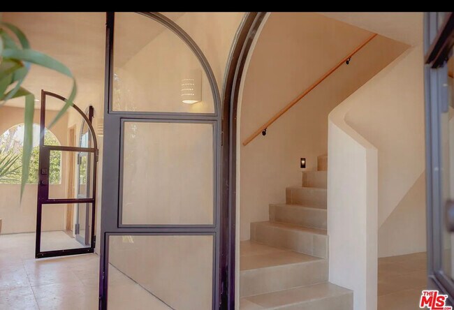 Foto del edificio - 817 N Orange Grove Ave