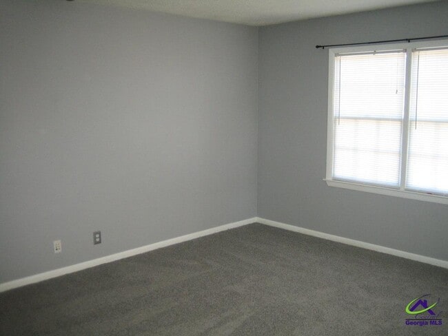 Building Photo - 6 Hampton Square