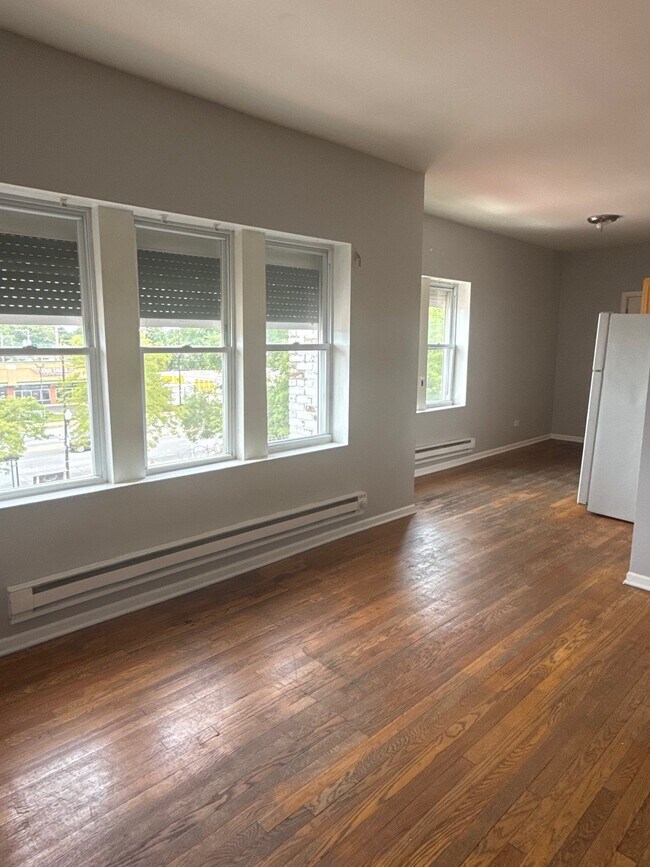 Building Photo - 1613 W 87th St