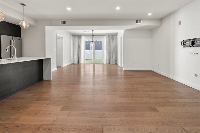 Building Photo - 54 Pleasant St
