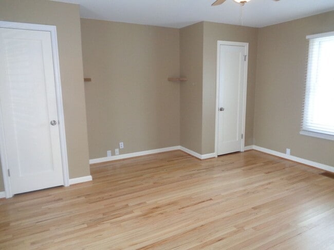 Building Photo - 3 Bedroom House with Hardwoods on West End