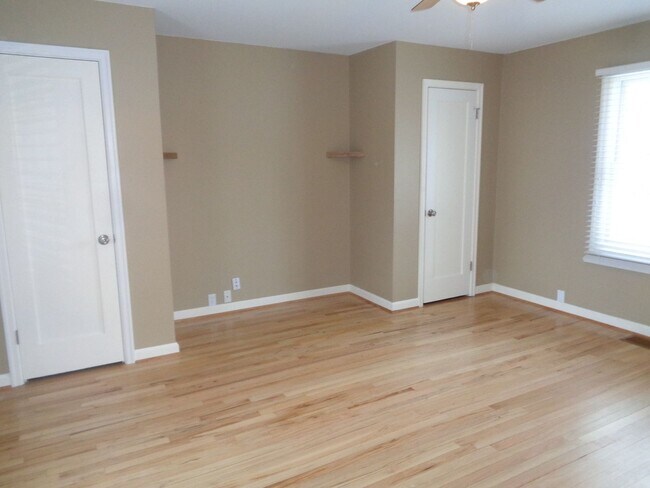 Foto del edificio - 3 Bedroom House with Hardwoods on West End