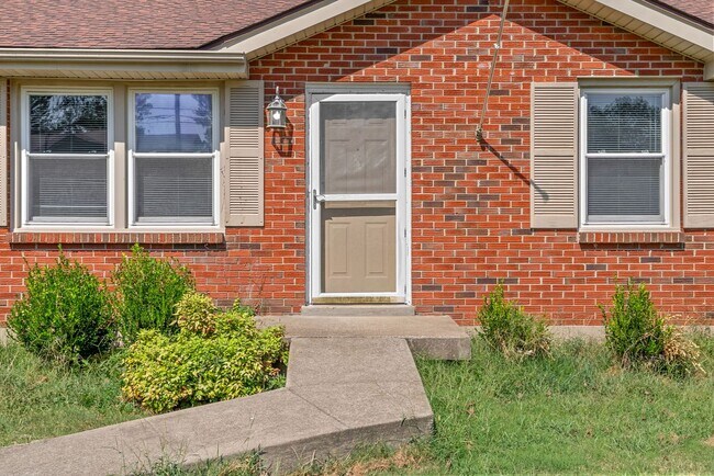 Foto del edificio - 3 Bedroom 2 Bath Dog Friendly Home For Rent Near Providence Blvd.