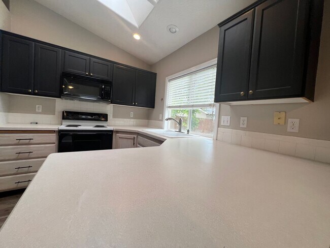 Building Photo - 4 Bedroom 2 Bath Home in Northwest Boise a...