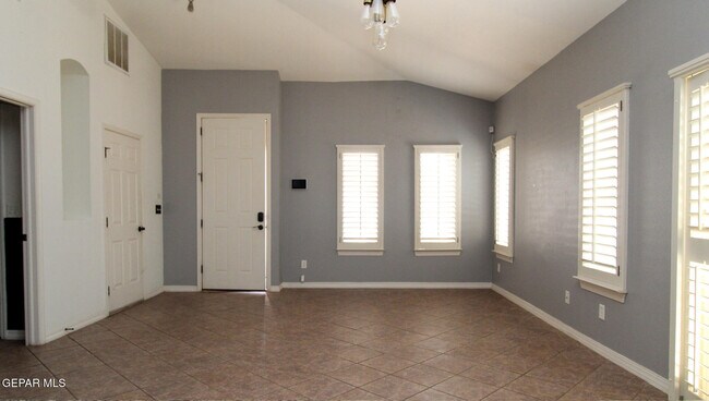 Foto del edificio - 2209 Honour Point Pl