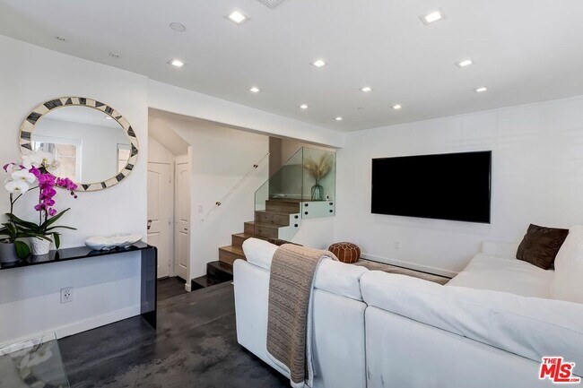 Foto del edificio - 1521 S Hayworth Ave