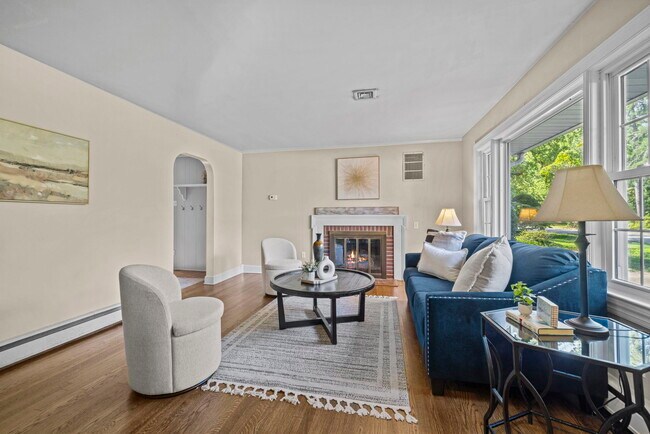 Building Photo - 12 Meadow Dr