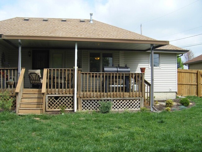 Building Photo - 3 bedroom 2 bath 2 car garage - south side...