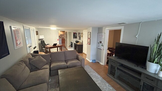 Foto del edificio - 2436 N Marshfield Ave