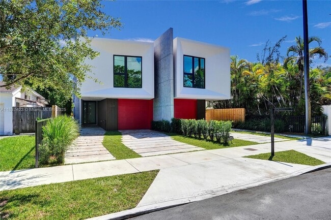 Building Photo - 3645 SW 1st Ave