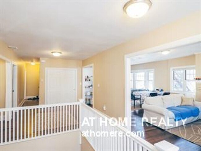 Building Photo - Gorgeous five bedroom apartment