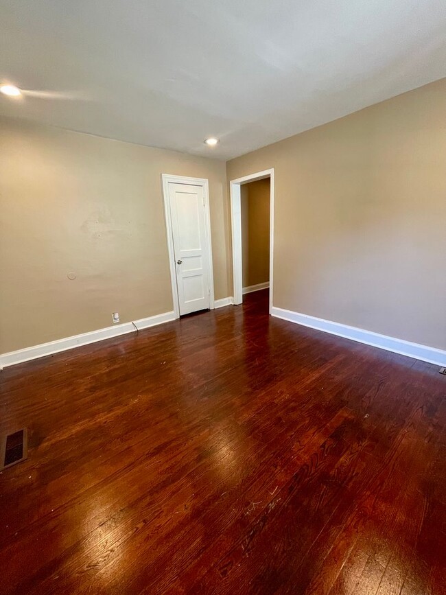 Building Photo - 208 Lutie St