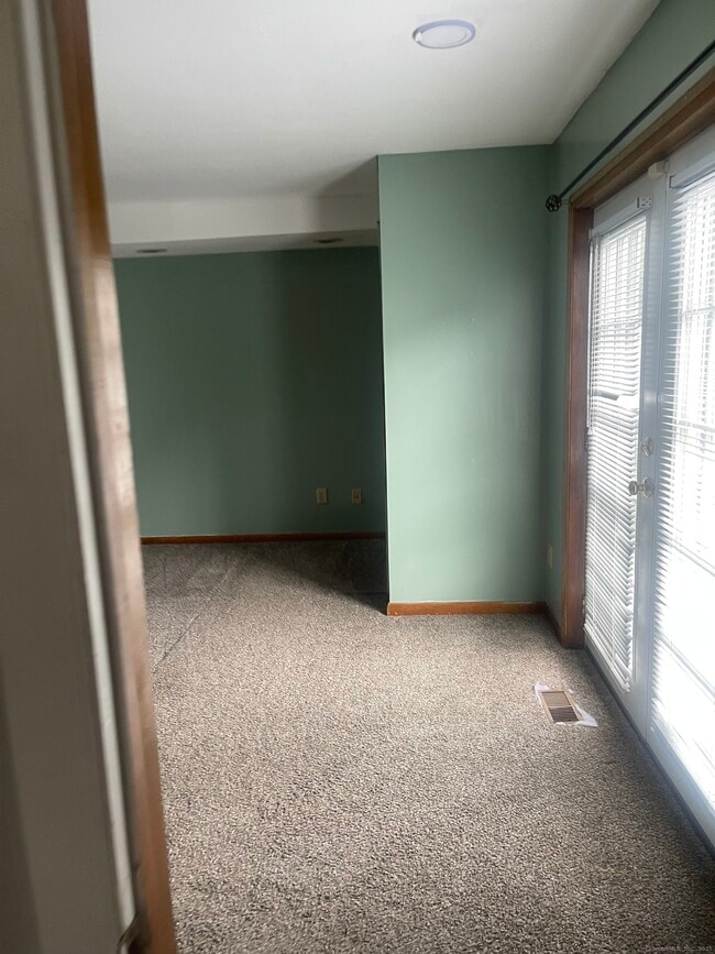 Building Photo - 340 Fort Hale Rd