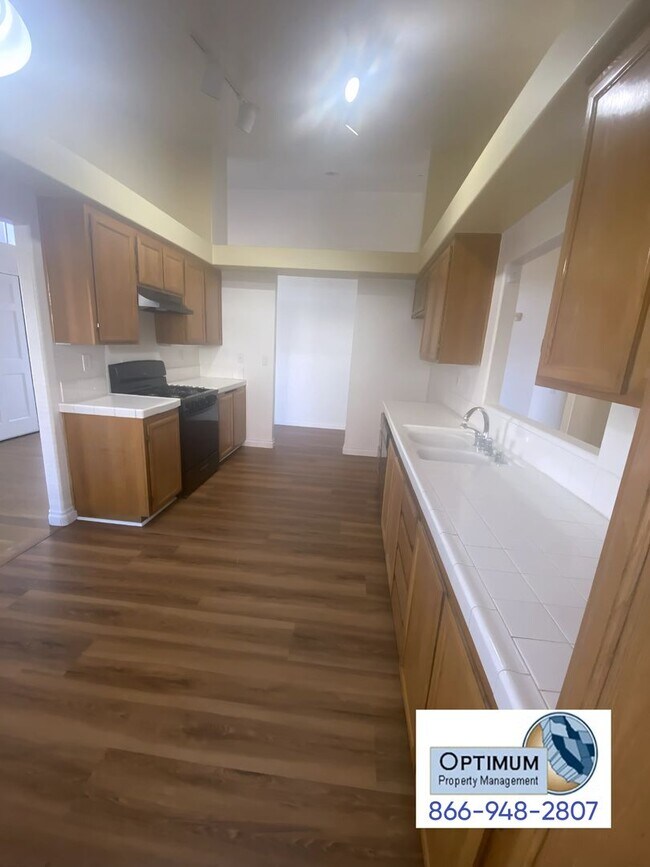 Building Photo - Charming 3-Bedroom, 2-Bathroom Home with E...