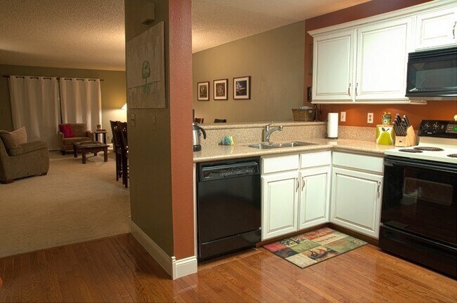 Foto del edificio - $0 DEPOSIT OPTION. CHARMING TWO-STORY TOWN...