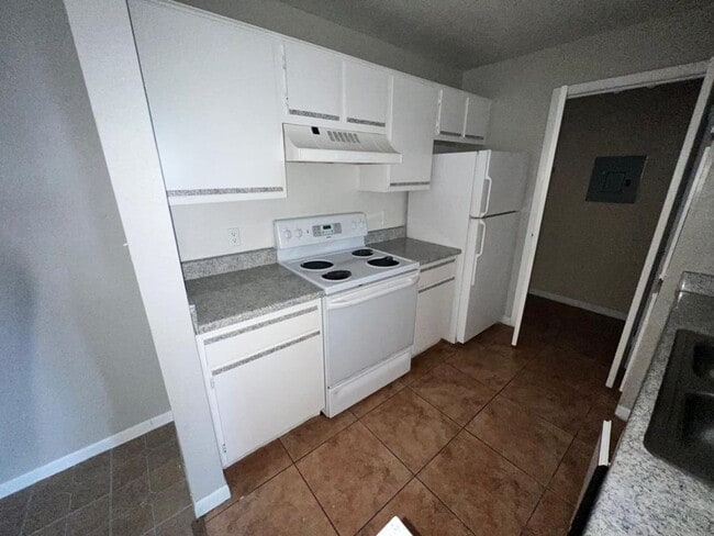 Building Photo - Excellent 1bed/1 bath Regency Gardens, nea...