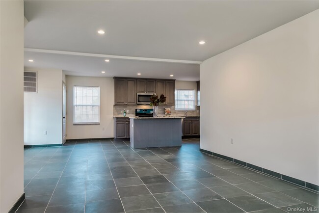 Building Photo - 36 Carney St