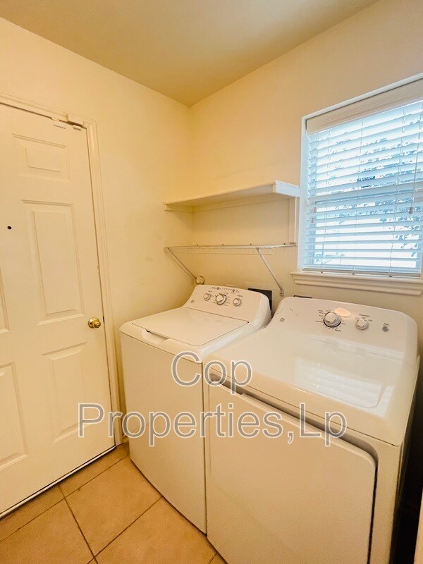 Foto del edificio - 9819 Autumn Pl