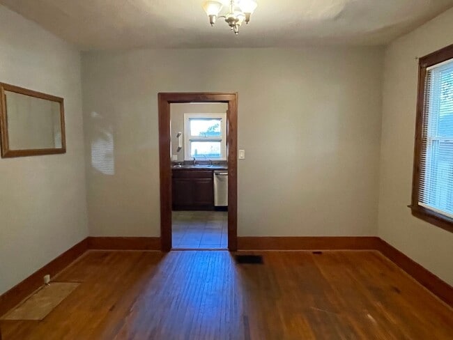 Building Photo - 904 N Busey Ave