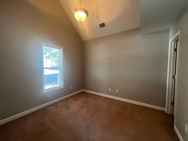 Building Photo - 588 Lakeside Valley Dr