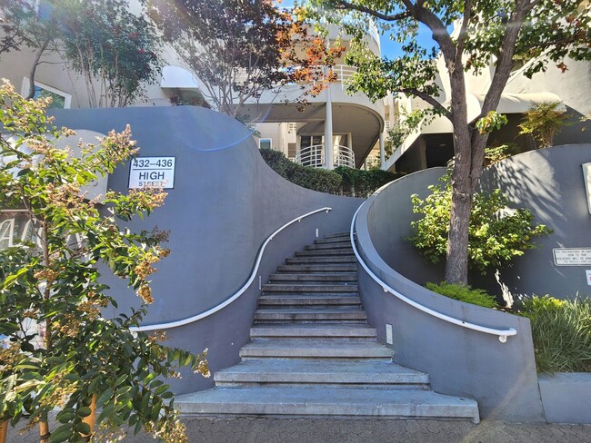 Building Photo - Condo in Downtown Palo Alto Available Now!