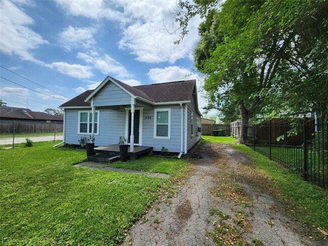 Building Photo - 1204 De Boll St