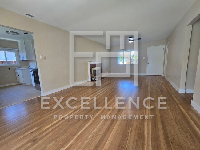 Foto del edificio - Freshly Updated, New Kitchen, Refinished R...
