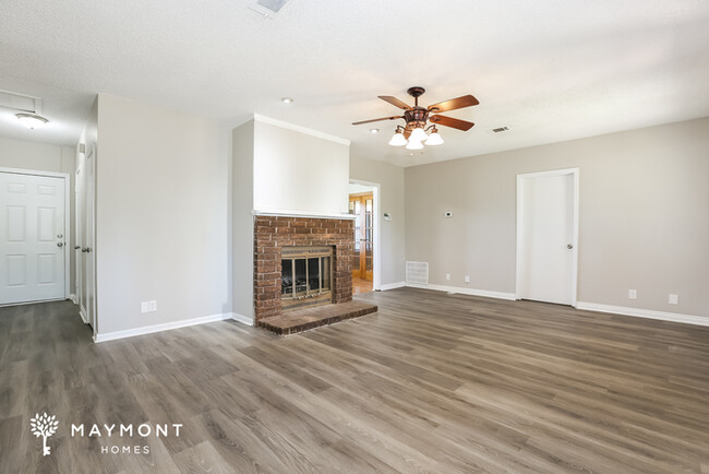 Building Photo - Lovely Three Bedroom