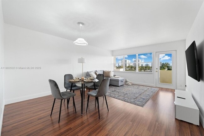 Foto del edificio - 401 Golden Isles Dr